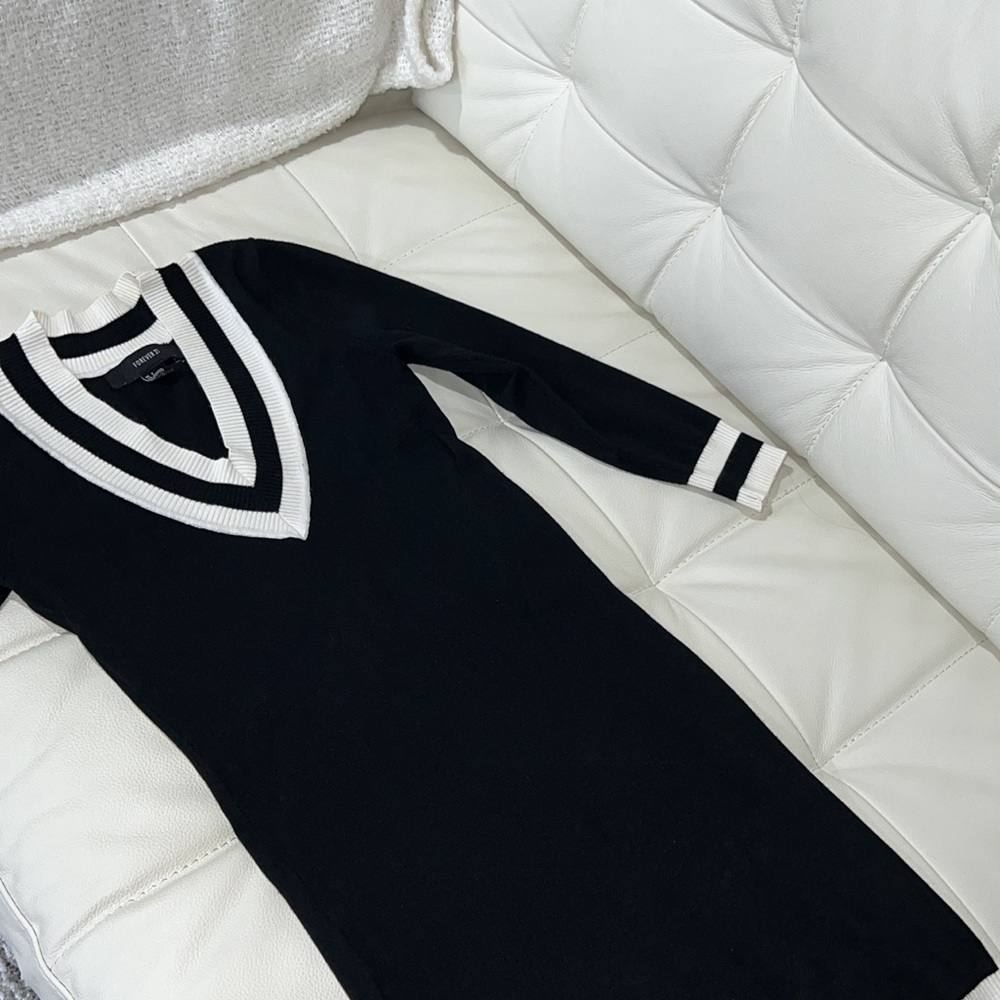 V-Neck sweater Dress - Picture 2 of 3